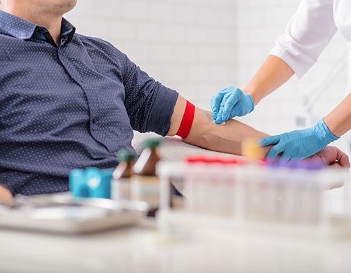 مردی که دارد آزمایش خون میدهد
